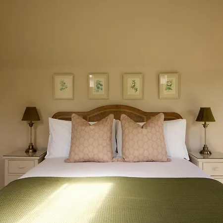 Great Ashley Farm Holiday Cottage & Shepherds Huts-3
