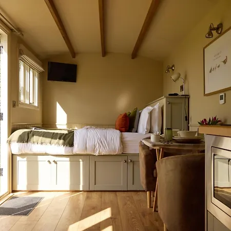Great Ashley Farm Holiday Cottage & Shepherds Huts-2